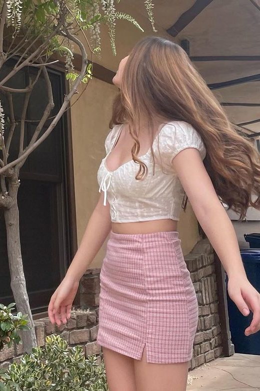 Soft girl outfits, white crop top with puffy sleeves and pink plaid skirt